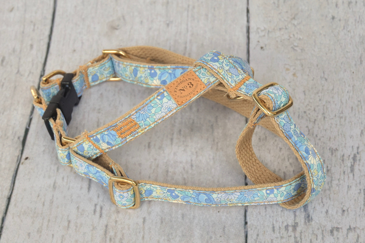 3/4 Light Blue Flowers Harness